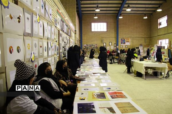 آیین برپایی نمایشگاه دستاوردهای هنرستان دخترانه آمنه در ناحیه یک اهواز