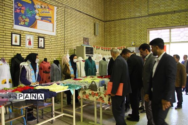 آیین برپایی نمایشگاه دستاوردهای هنرستان دخترانه آمنه در ناحیه یک اهواز