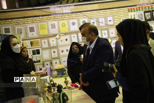 آیین برپایی نمایشگاه دستاوردهای هنرستان دخترانه آمنه در ناحیه یک اهواز