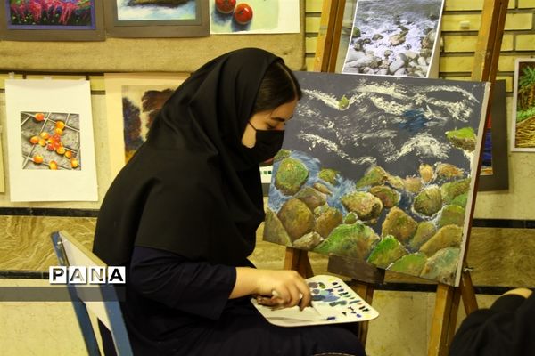 آیین برپایی نمایشگاه دستاوردهای هنرستان دخترانه آمنه در ناحیه یک اهواز