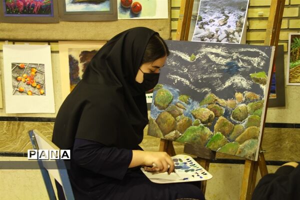 آیین برپایی نمایشگاه دستاوردهای هنرستان دخترانه آمنه در ناحیه یک اهواز