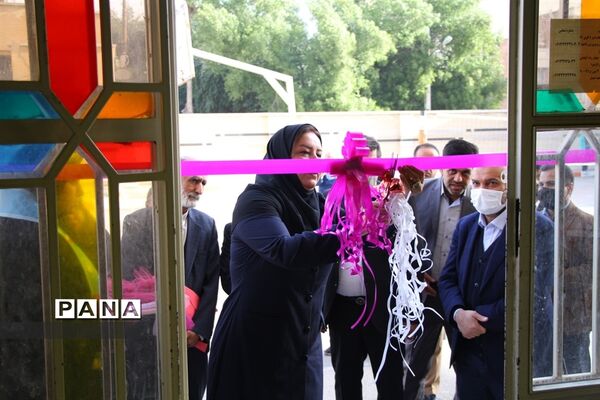 آیین برپایی نمایشگاه دستاوردهای هنرستان دخترانه آمنه در ناحیه یک اهواز