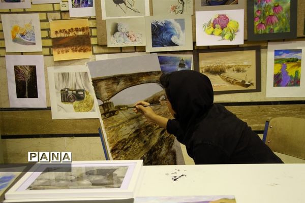 آیین برپایی نمایشگاه دستاوردهای هنرستان دخترانه آمنه در ناحیه یک اهواز