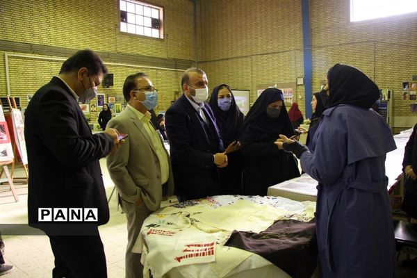 آیین برپایی نمایشگاه دستاوردهای هنرستان دخترانه آمنه در ناحیه یک اهواز