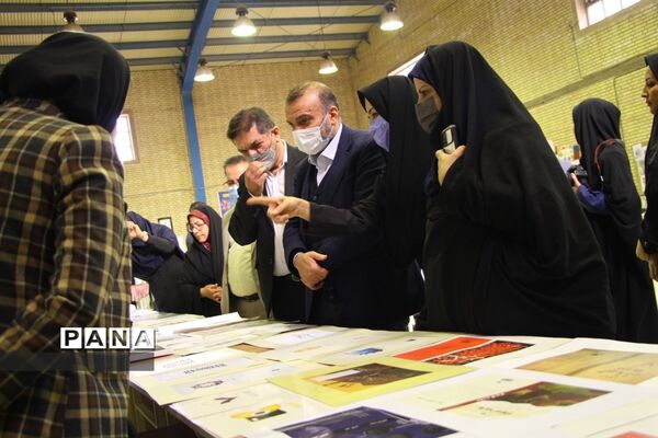 آیین برپایی نمایشگاه دستاوردهای هنرستان دخترانه آمنه در ناحیه یک اهواز