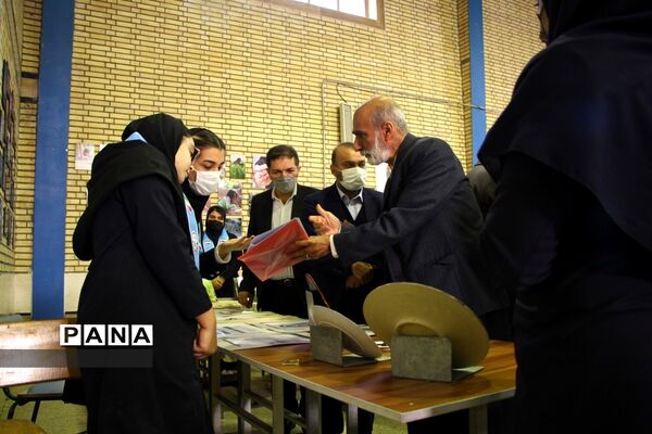 آیین برپایی نمایشگاه دستاوردهای هنرستان دخترانه آمنه در ناحیه یک اهواز