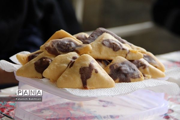 جشنواره غذا در دییرستان حضرت زینب(س) ناحیه یک شهرری به مناسبت ایام الله دهه فجر