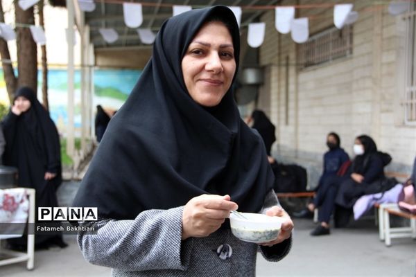 جشنواره غذا در دییرستان حضرت زینب(س) ناحیه یک شهرری به مناسبت ایام الله دهه فجر