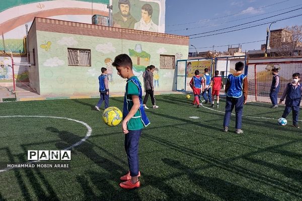 آیین افتتاح زمین چمن فوتسال در دبستان شهیدان قمی فشافویه