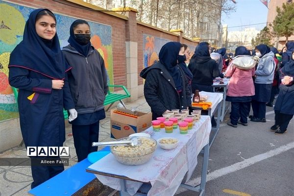 جشنواره کارآفرینی دانش‌آموزان دبیرستان شهید زارع ناحیه 3 کرج