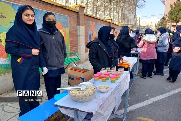 جشنواره کارآفرینی دانش‌آموزان دبیرستان شهید زارع ناحیه 3 کرج