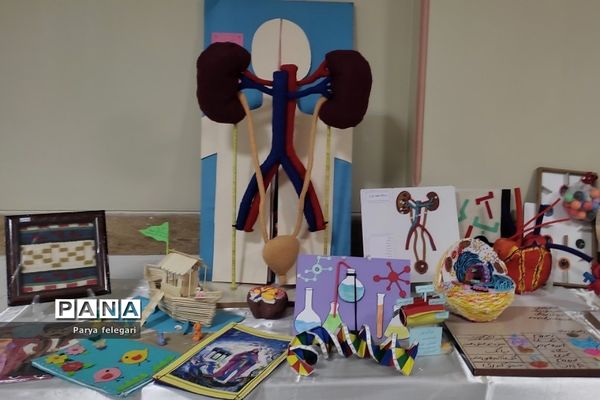 نمایشگاه مدرسه‌ انقلاب در آموزشگاه فرزانگان شهرستان قرچک