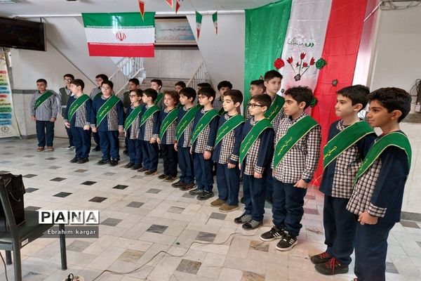 اجرای سرود دانش آموزان مدرسه معلم شهید در اداره منطقه۵