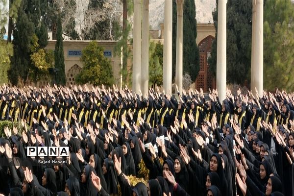 اجرای سرود 1357 نفری دانش‌آموزان دختر شیراز