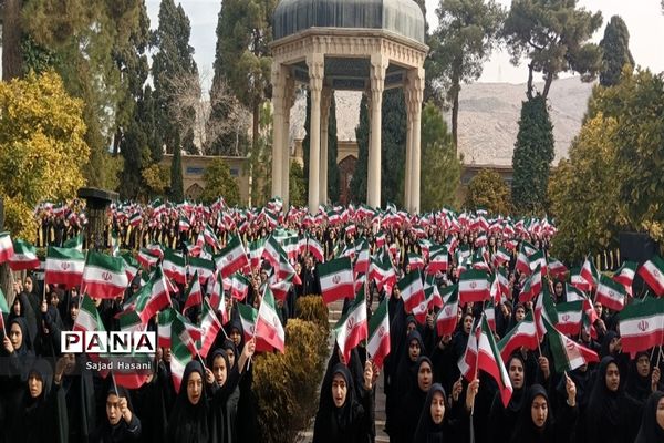 اجرای سرود 1357 نفری دانش‌آموزان دختر شیراز