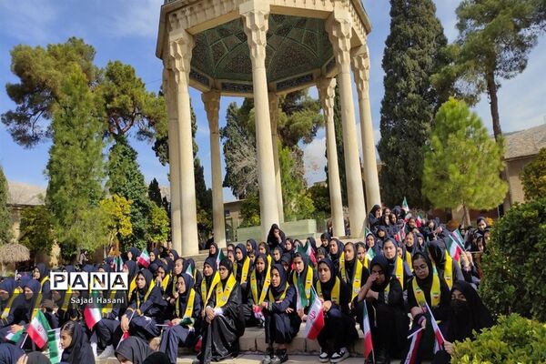 اجرای سرود 1357 نفری دانش‌آموزان دختر شیراز