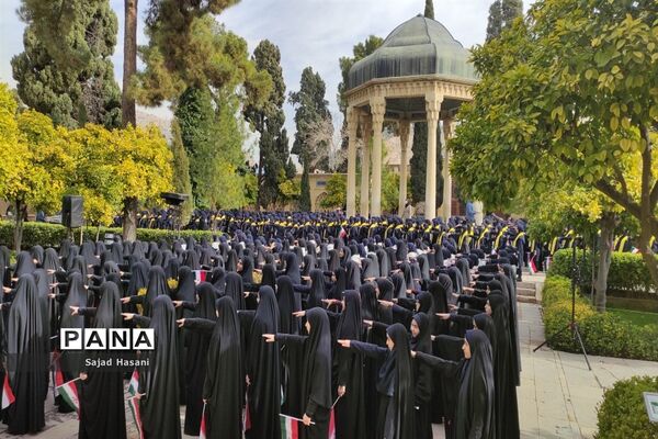 اجرای سرود 1357 نفری دانش‌آموزان دختر شیراز