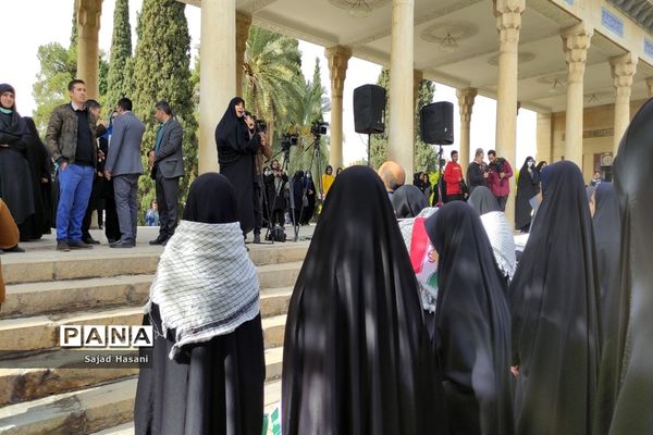 اجرای سرود 1357 نفری دانش‌آموزان دختر شیراز