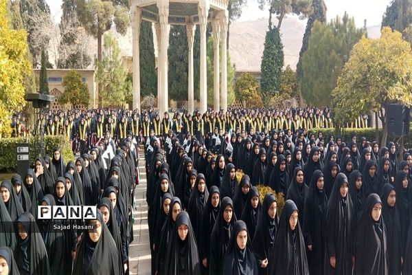 اجرای سرود 1357 نفری دانش‌آموزان دختر شیراز