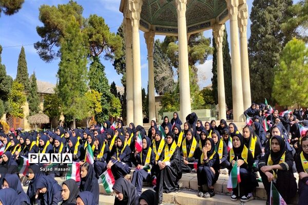 اجرای سرود 1357 نفری دانش‌آموزان دختر شیراز