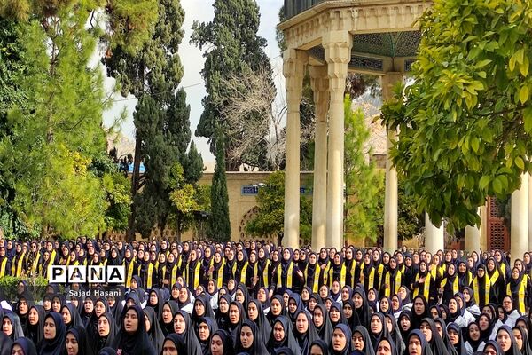 اجرای سرود 1357 نفری دانش‌آموزان دختر شیراز