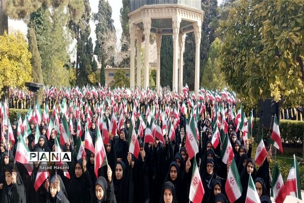اجرای سرود 1357 نفری دانش‌آموزان دختر شیراز