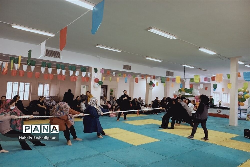 برگزاری مسابقات ورزشی به مناسبت دهه فجر در ورزشگاه شهرک شهید درخشان