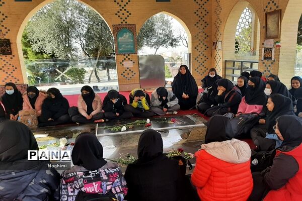 زیارت مقبره شهدای گمنام توسط دانش‌آموزان هنرستان سمیه منطقه ۱۳