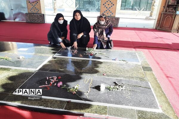 زیارت مقبره شهدای گمنام توسط دانش‌آموزان هنرستان سمیه منطقه ۱۳