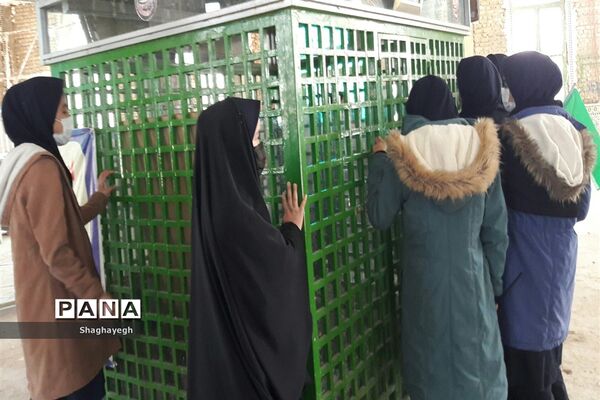 حضور گروهی از دانش آموزان در امامزاده هادی (ع) و گلباران مزار شهدای گمنام بخش جوادآباد