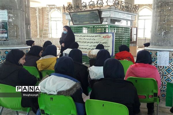 حضور گروهی از دانش آموزان در امامزاده هادی (ع) و گلباران مزار شهدای گمنام بخش جوادآباد
