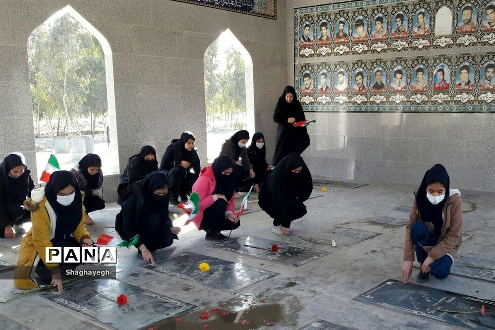 حضور گروهی از دانش آموزان در امامزاده هادی (ع) و گلباران مزار شهدای گمنام بخش جوادآباد