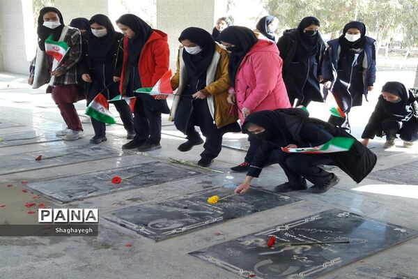 حضور گروهی از دانش آموزان در امامزاده هادی (ع) و گلباران مزار شهدای گمنام بخش جوادآباد