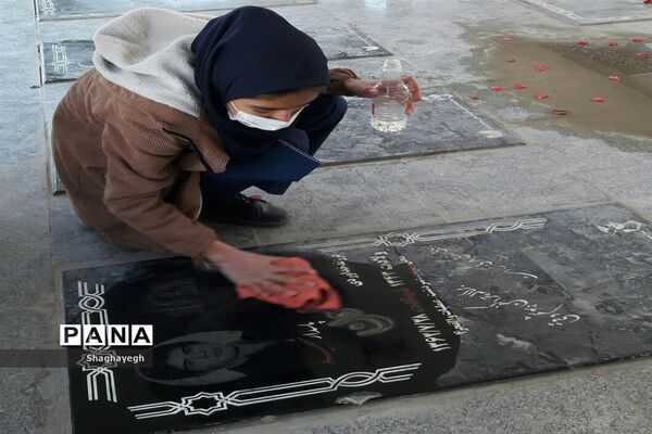 حضور گروهی از دانش آموزان در امامزاده هادی (ع) و گلباران مزار شهدای گمنام بخش جوادآباد