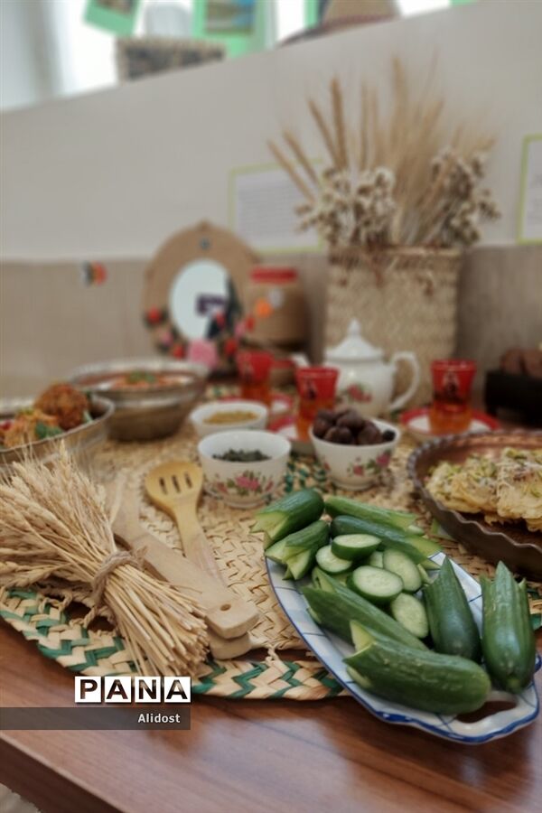 برگزاری جشنواره استان شناسی به مناسب دهه فجر در دبیرستان شهیده قزوینی منطقه ۱۳