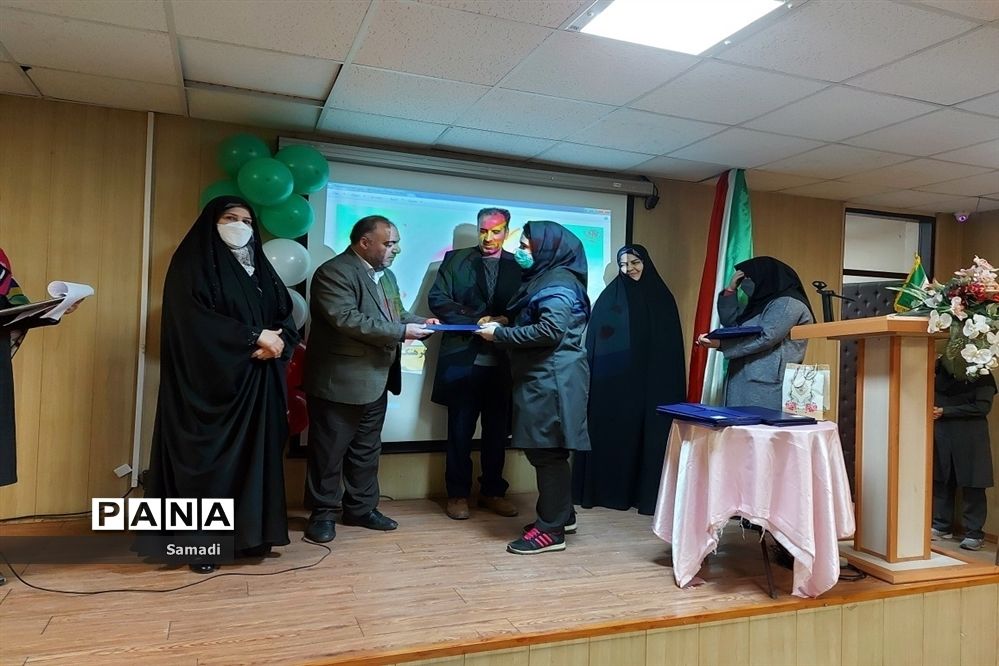 جشن چهل و چهارمین سالگرد پیروزی انقلاب در دبیرستان فرهنگ دختران منطقه ۱۳