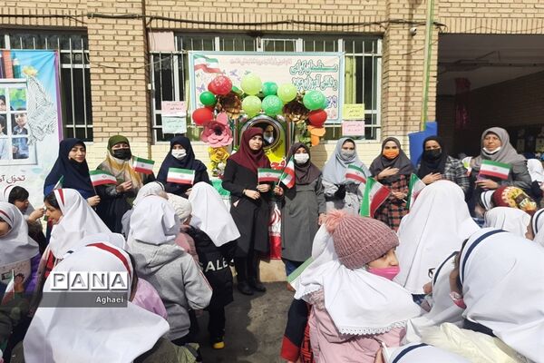 تقدیر از برندگان مسابقات فرهنگی-ورزشی در دبستان حقیقت منطقه ۱۳