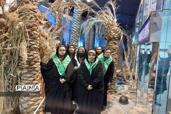 شرکت دانش‌آموزان دبیرستان شاهد حجاب منطقه ۱۳ در باغ موزه دفاع مقدس