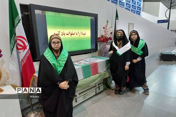 شرکت دانش‌آموزان دبیرستان شاهد حجاب منطقه ۱۳ در باغ موزه دفاع مقدس