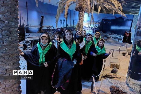 شرکت دانش‌آموزان دبیرستان شاهد حجاب منطقه ۱۳ در باغ موزه دفاع مقدس