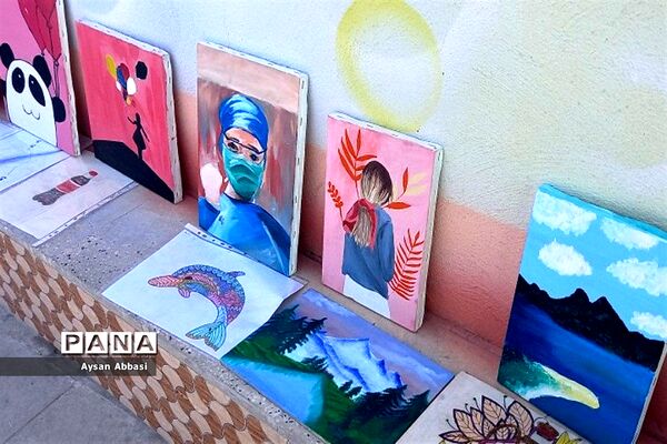برگزاری جشن انقلاب و جشنواره دستاوردهای علمی وهنری  در دبیرستان حدیث مهر