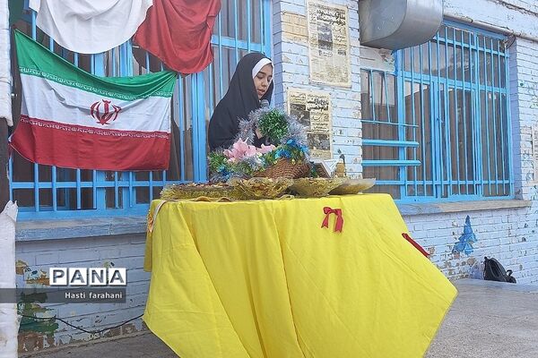 برگزاری مراسم جشن انقلاب در مدرسه رشد قرچک