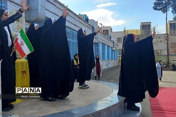 برگزاری مراسم جشن انقلاب در مدرسه رشد قرچک