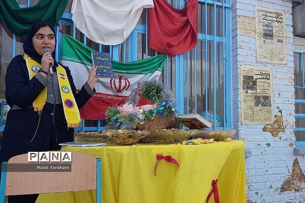 برگزاری مراسم جشن انقلاب در مدرسه رشد قرچک