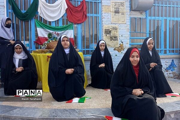 برگزاری مراسم جشن انقلاب در مدرسه رشد قرچک