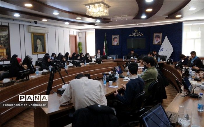 نشست اعضای منتخب تشکل‌های دانش‌آموزی خراسان‌رضوی با مشاور وزیر آموزش و پرورش