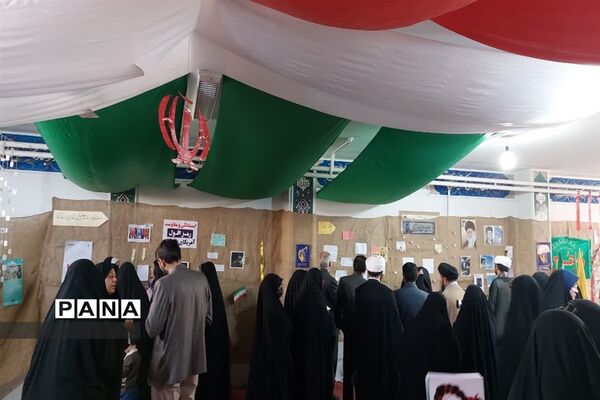 افتتاح نمایشگاه مدرسه انقلاب در مدارس ابرکوه