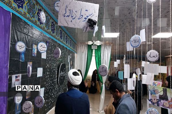 افتتاح نمایشگاه مدرسه انقلاب در مدارس ابرکوه