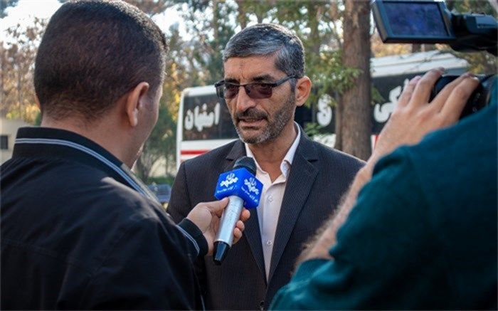 میزبانی غرفه سازمان دانش‌آموزی استان اصفهان از دانش‌آموزان و خانواده‌هایشان در راهپیمایی 22 بهمن 