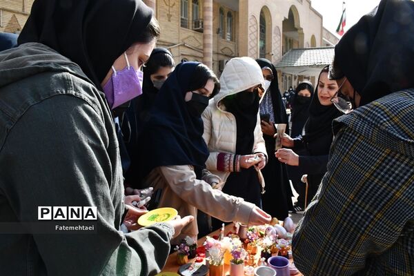 برپایی بازارچه خیریه در دبیرستان نورا ناحیه ۲ اهواز
